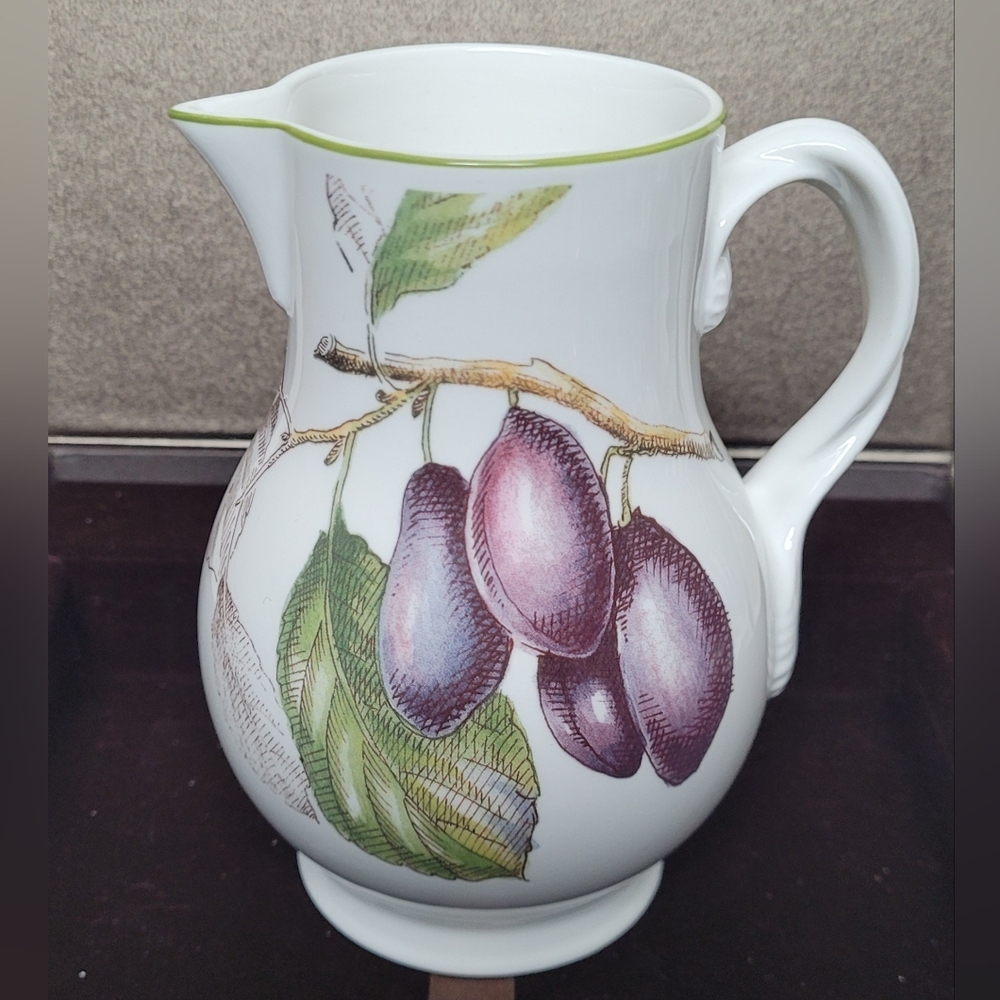 Villeroy & Boch Cascara Creamer with Plum Design
